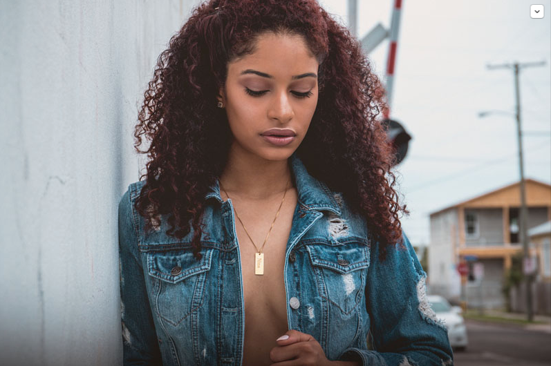 DAINTY JEWELRY: BOLD STATEMENT